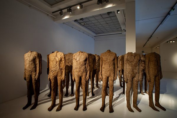 Magdalena Abakanowicz: Podróż po życiorysie artystki M Abakanowicz Tlum  abakany sztuka